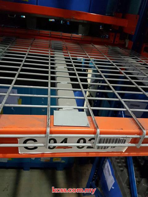 Wire mesh decking fitted on warehouse racking